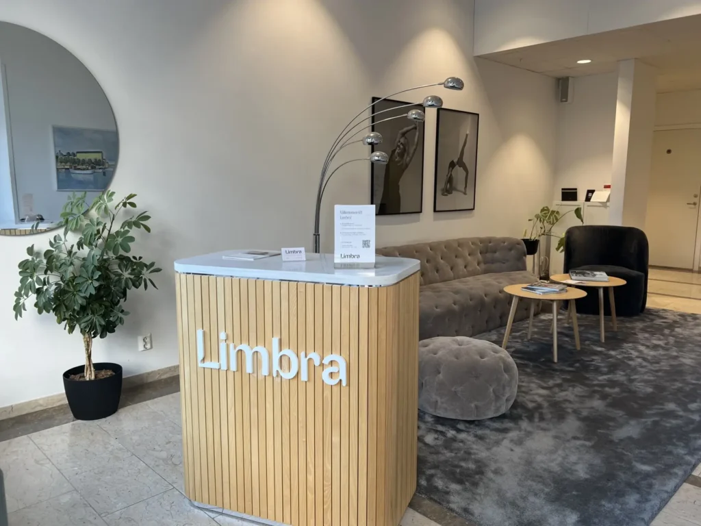 Välkomnande reception med sittplatser och växter i Limbra i Bromma.
