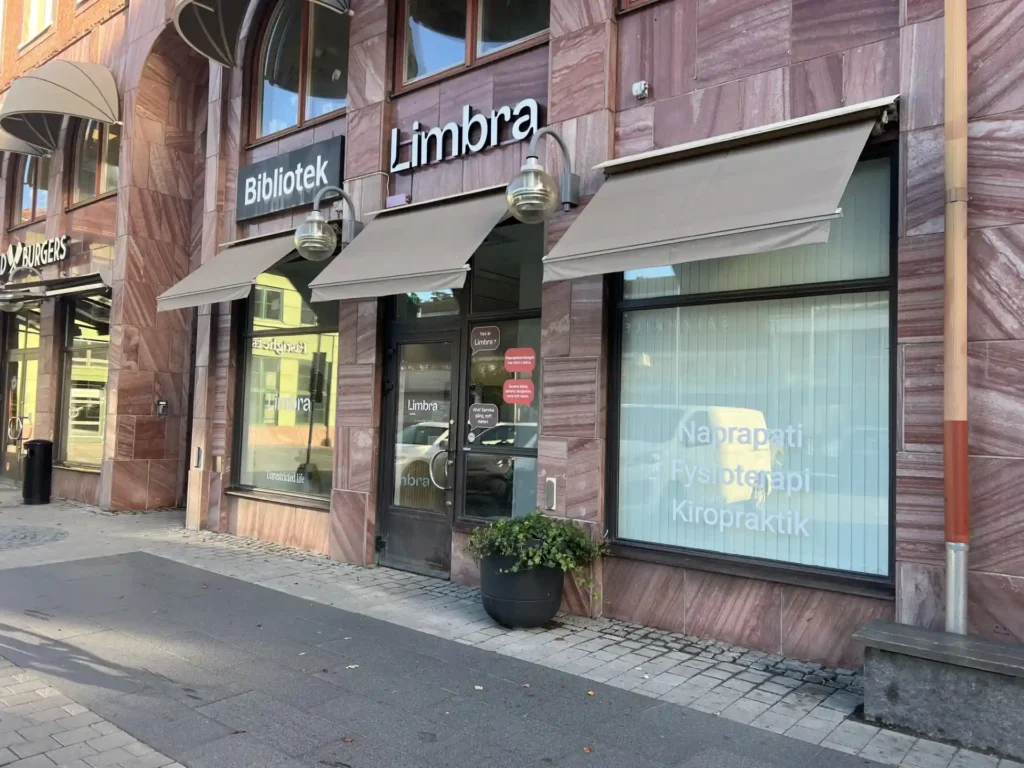 Limbra klinik i Bromma med skyltar och fönster med behandlingstjänster.