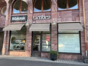 Limbra-klinikkens fasad med biblioteksskylt och stora fönster.