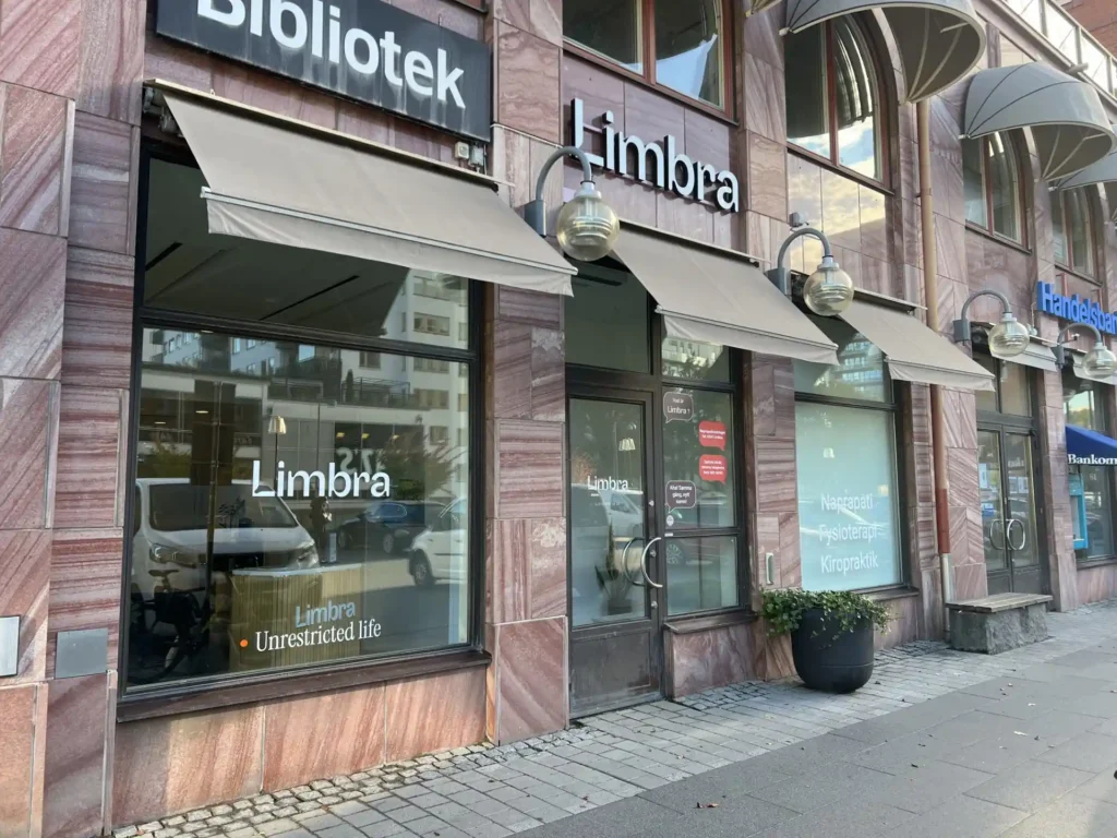 Limbra-kliniken i Bromma med skyltar och fönster.