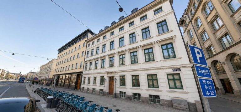 Gata i Göteborg med parkeringsskylt och cyklar.