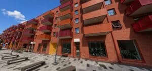 Fasad av ett flerfamiljshus i Mölndal med balkonger och gångväg.