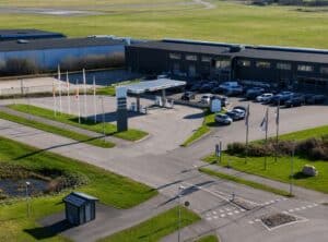 Limbra klinik i Halmstad med parkeringsplatser och byggnad.