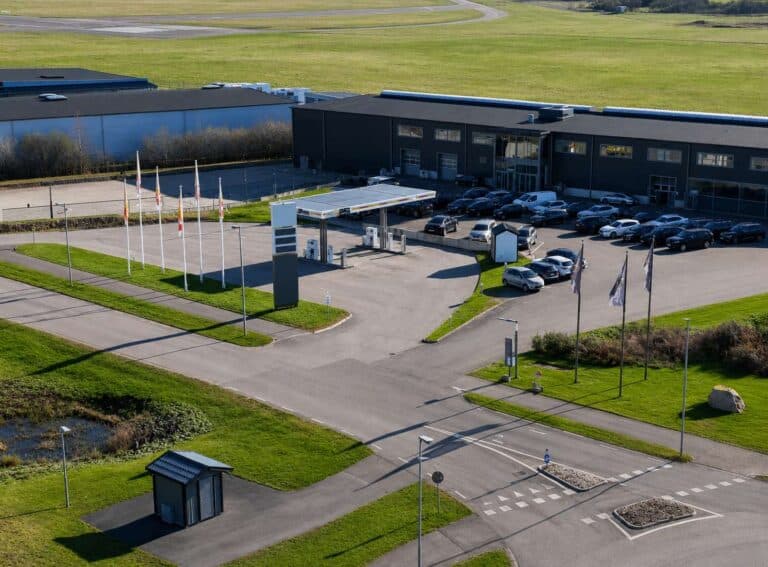 Limbra klinik i Halmstad med parkeringsplatser och byggnad.