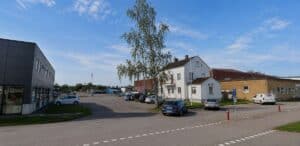 Bilder av en stadsdel i Kalmar med parkeringsplatser och byggnader.