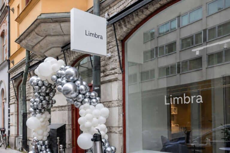 Limbra klinikens skylt och ingång dekorerad med ballonger.