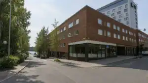 Brun tegelfastighet i hörnet av gatan i Umeå med lokal i gatuplan.