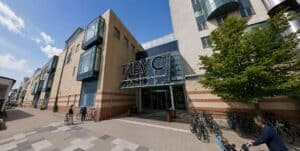 Täby Centrum shoppinggalleria med moderna byggnader och cyklar utanför.