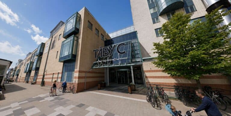 Täby Centrum shoppinggalleria med moderna byggnader och cyklar utanför.