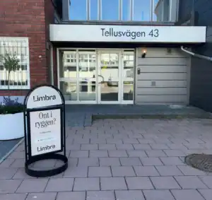 Entrén till Limbra i Vallentuna på Tellusvägen 43 med skylt på trottoaren.