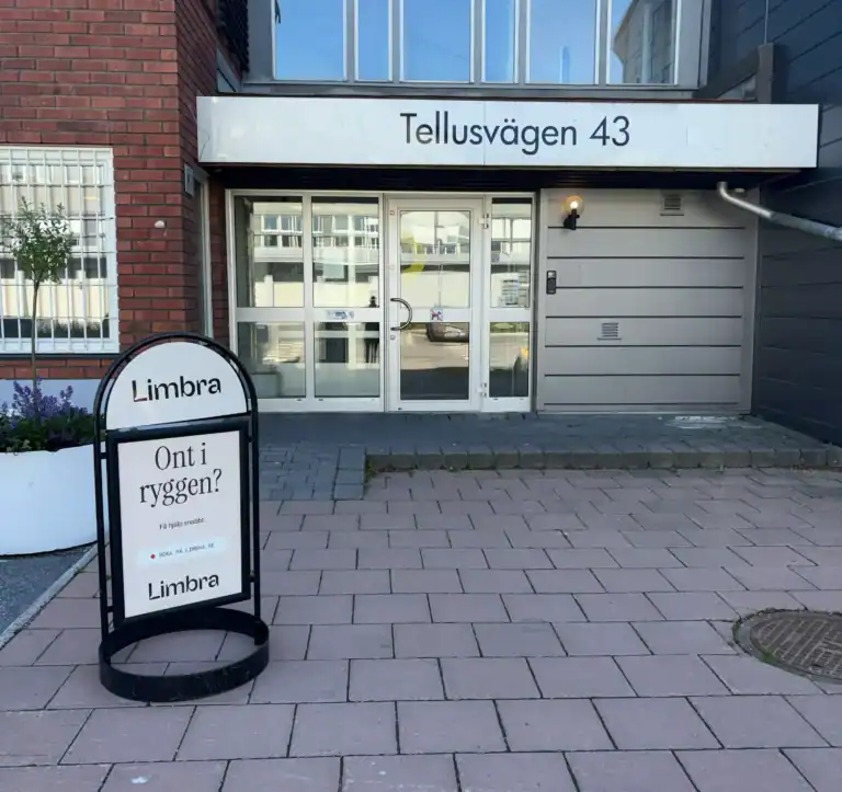 Entrén till Limbra i Vallentuna på Tellusvägen 43 med skylt på trottoaren.