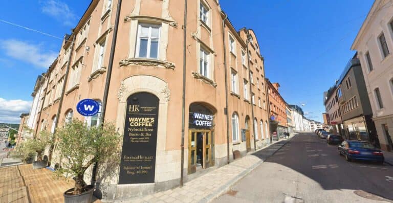 Gatumiljö med café och byggnader i Härnösand.
