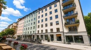 Fasad av en modern flerfamiljsbostad i Hornstull, Stockholm.