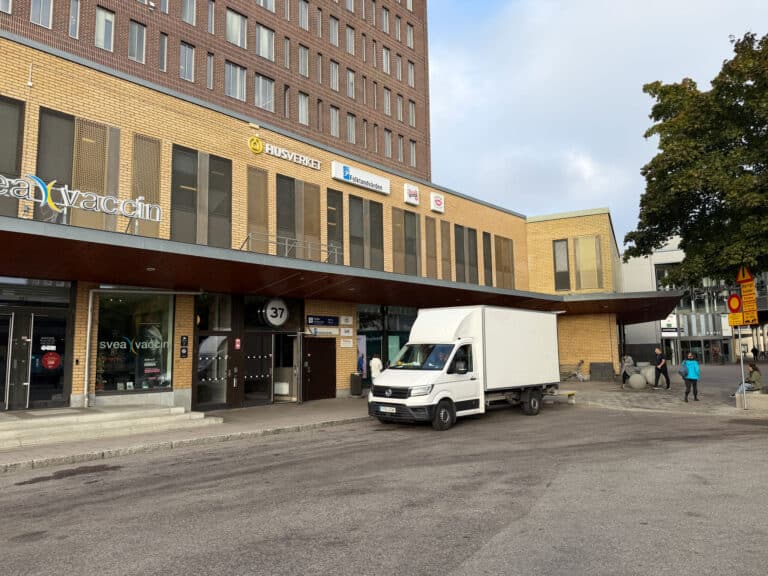 Leveransbil parkerad framför Farsta centrum i Stockholm.