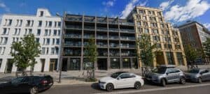 Moderna kontorsbyggnader i Nacka under en klarblå himmel.