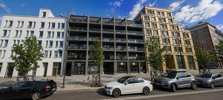 Moderna kontorsbyggnader i Nacka under en klarblå himmel.