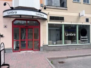 Limbra klinikens entré och fönster med behandlingstjänster.