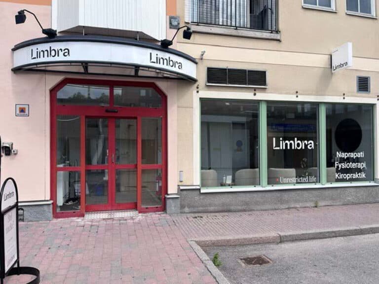 Limbra klinikens entré och fönster med behandlingstjänster.