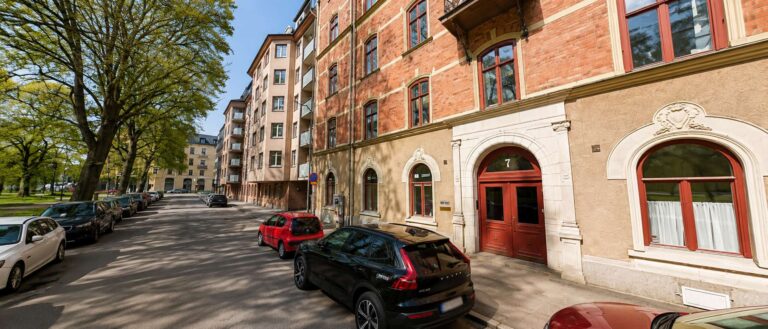 Gatumiljö med äldre byggnader och parkerade bilar i Örebro.