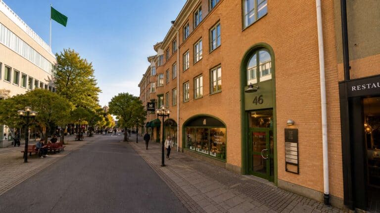 Gatumiljö med butiker och uteserveringar i Östersund.