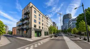 Stadsbild med moderna byggnader och blå himmel i Sickla.