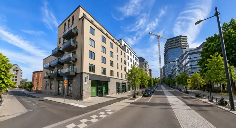 Stadsbild med moderna byggnader och blå himmel i Sickla.