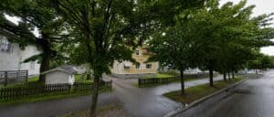 Gata i Sundsvall med träd och bostadshus.
