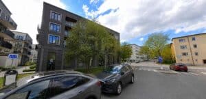 Modern kontorsbyggnad vid en gata i Stockholm.