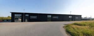 Limbra klinikbyggnad i Varberg under klar himmel.