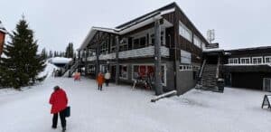 Vintervy på Vemdalen med snöklädda byggnader och personer i vinterkläder.