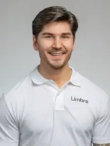 Man i vit polo med Limbra-logga ler mot kameran.