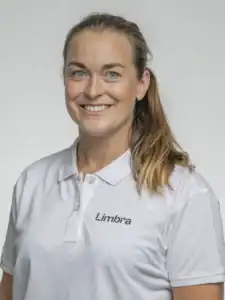 Kvinna i vit Limbrakläder med leende, professionell.