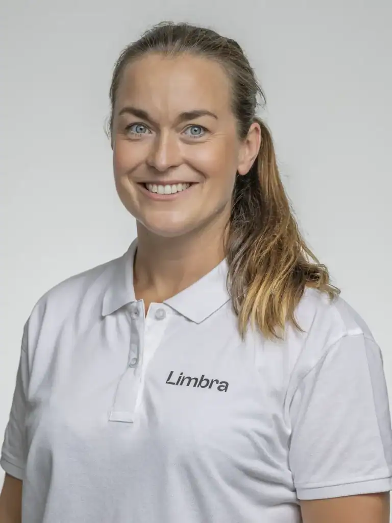 Kvinna i vit Limbrakläder med leende, professionell.