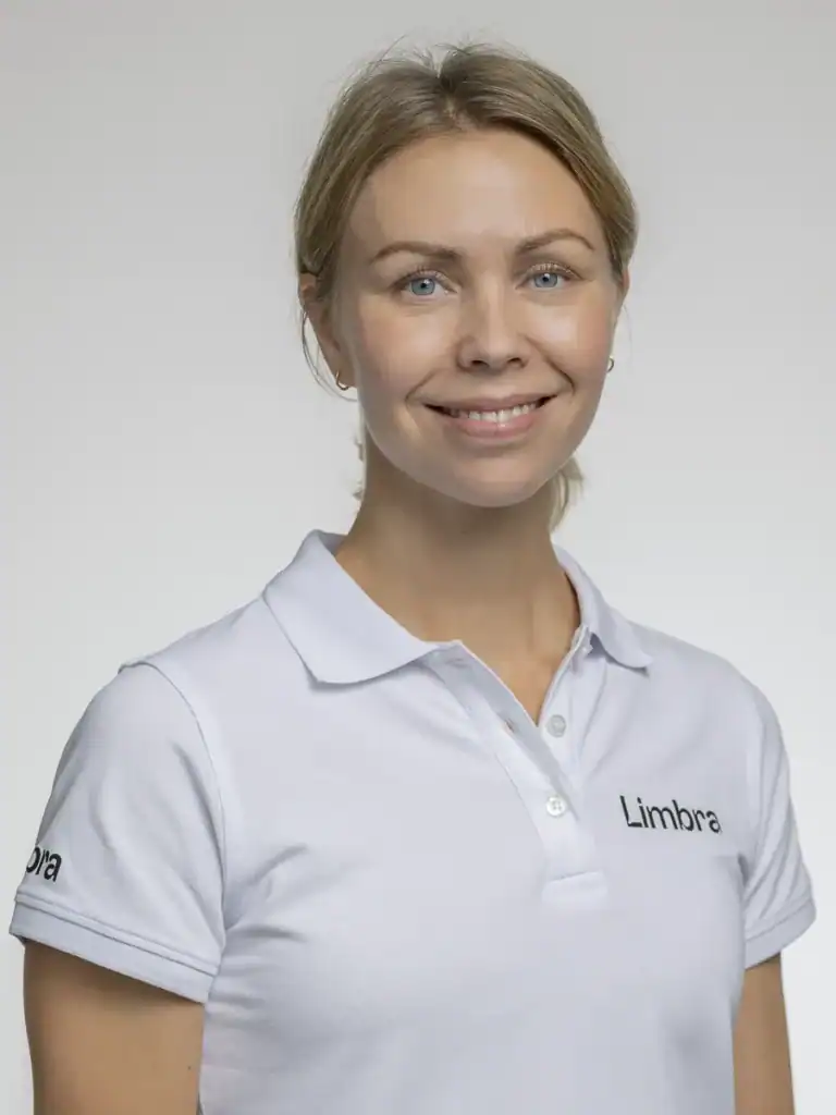 Kvinna i Limbra-tröja som ler mot kameran.