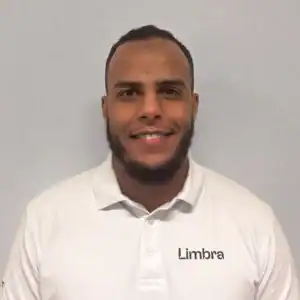 Man i vit Limbra-tröja som ler mot kameran.