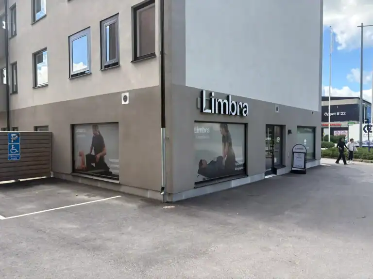 Limbra klinik på hörnet av byggnaden med skylt och fönster.
