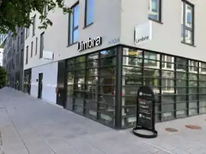 Limbra klinikens entré med stora fönster och skyltar.