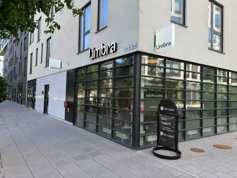 Limbra klinikens entré med stora fönster och skyltar.