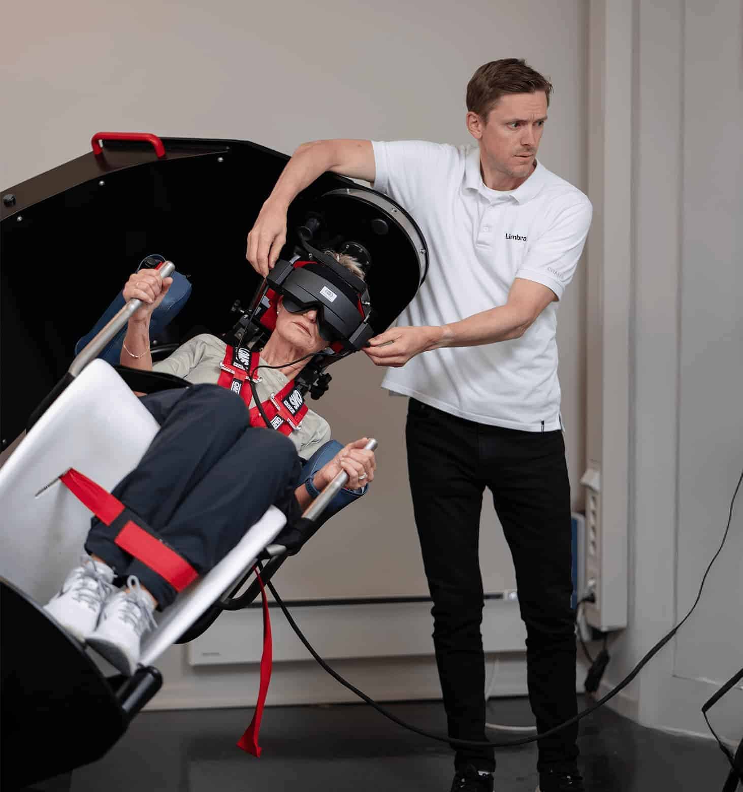 Limbra-behandlare utför yrselutredning med rotationsstol och VR-glasögon på patient