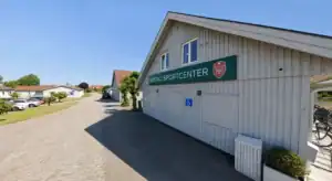 Båstad Sportcenter i vit träpanel där Limbra i Båstad har sin lokal.