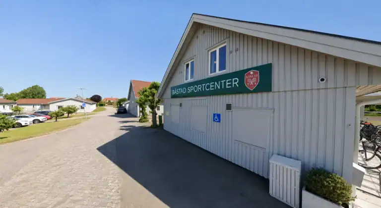 Båstad Sportcenter i vit träpanel där Limbra i Båstad har sin lokal.