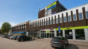 Affärshus i Borlänge med butikslokaler och parkering utanför.