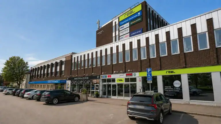 Affärshus i Borlänge med butikslokaler och parkering utanför.