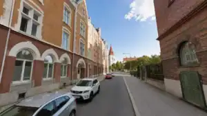 Gata i Gävle med orangeputsad fastighet och rött tegelhus.