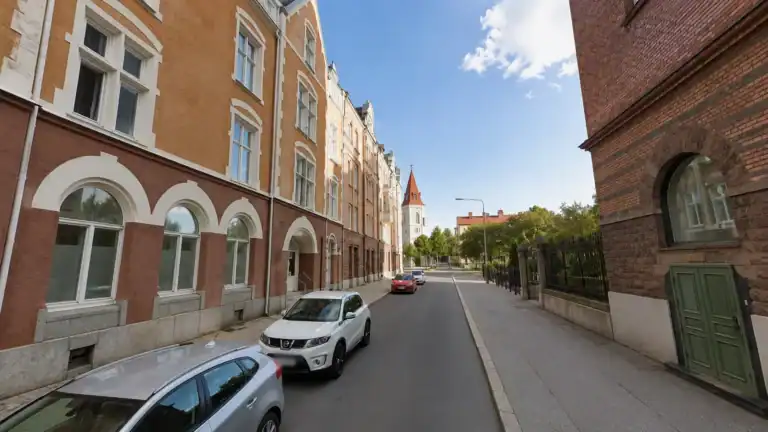 Gata i Gävle med orangeputsad fastighet och rött tegelhus.