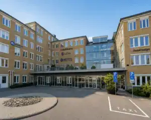 Kontorskomplex i Frölunda i Göteborg med entré och taxificka.