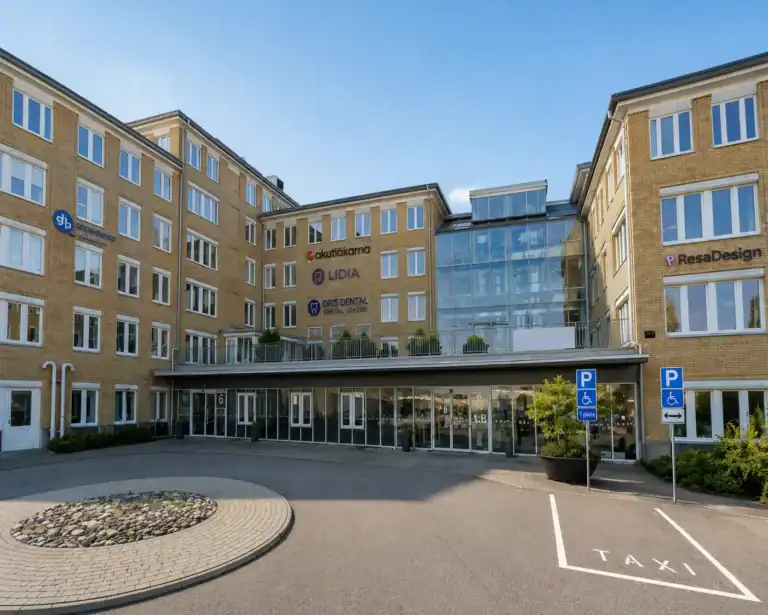 Kontorskomplex i Frölunda i Göteborg med entré och taxificka.