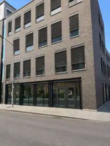 Modern tegelfastighet i Nyhamnen i Malmö med lokal i gatuplan.
