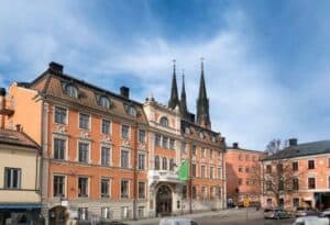 Fastigheten vid Fyristorg i Uppsala med domkyrkans torn i bakgrunden.