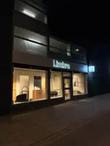 Limbra klinikens skylt på en mörk kväll.